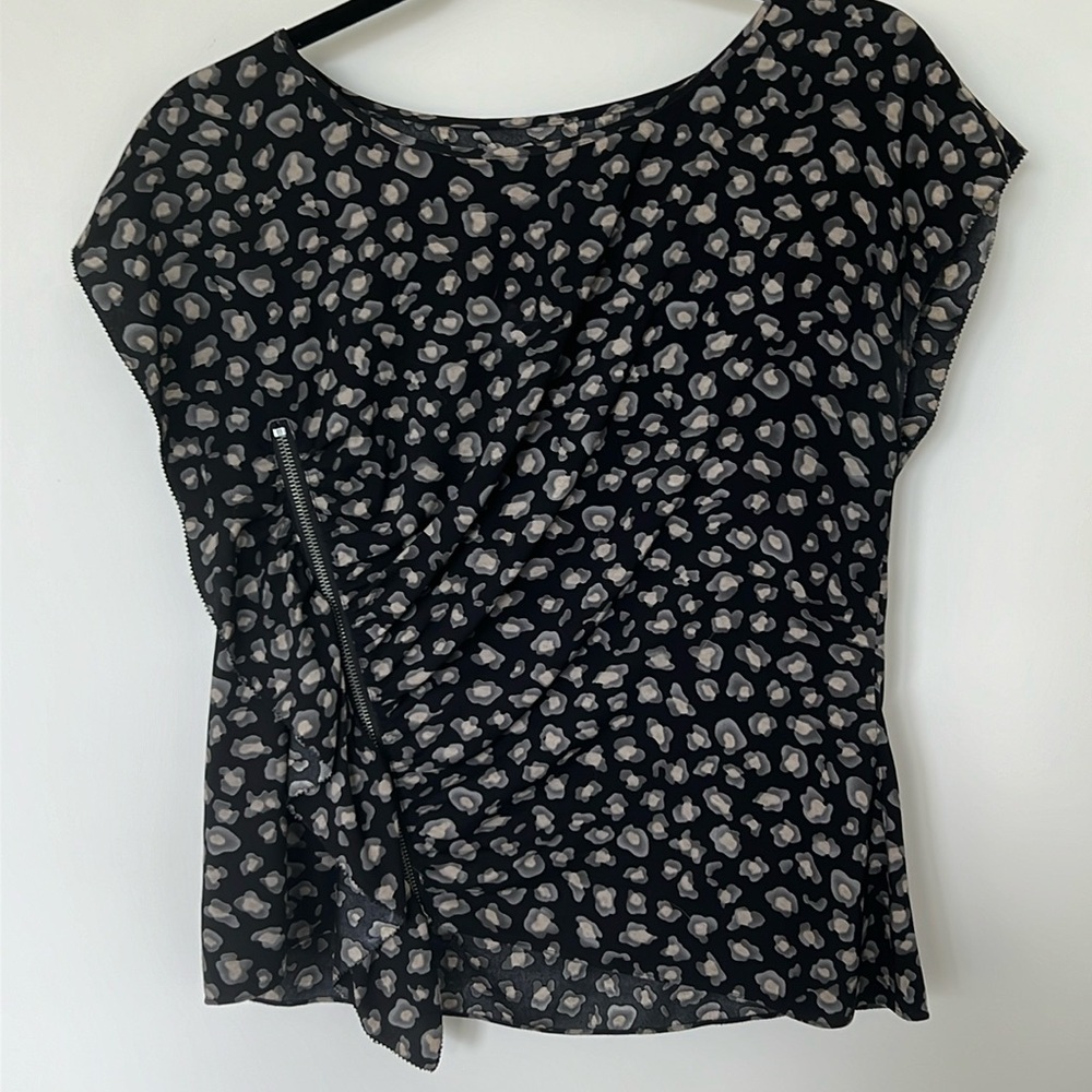 Jones New York scoop tshirt. Size M